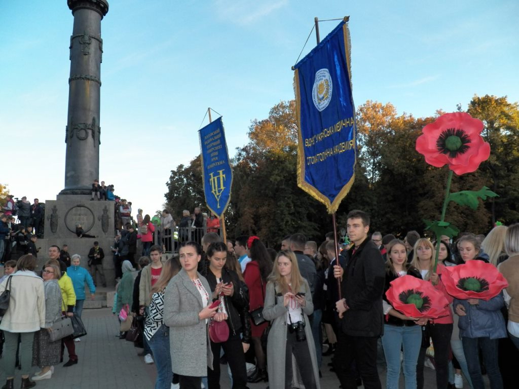 Парад вишиванок до дня міста