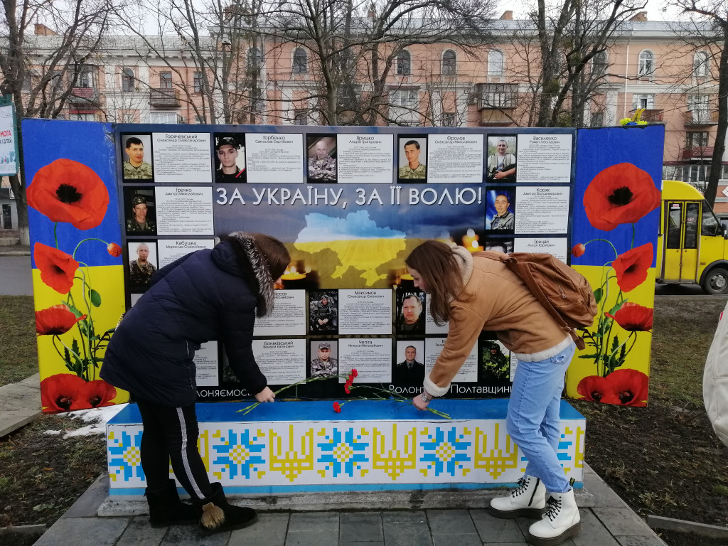 Покладання квітів до меморіального знаку Героям Небесної Сотні