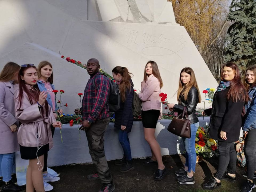 Покладання квітів до пам’ятника Т. Шевченку