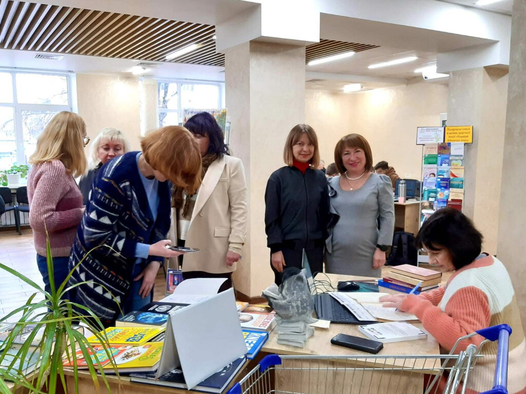 Подаруй бібліотеці книгу!