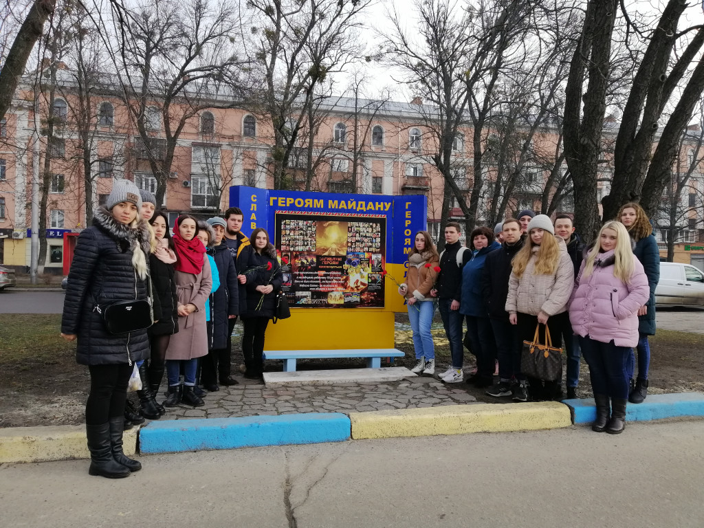 Покладання квітів до меморіального знаку Героям Небесної Сотні