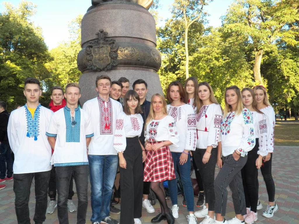 Парад вишиванок до дня міста