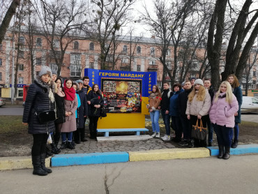 Покладання квітів до меморіального знаку Героям Небесної Сотні